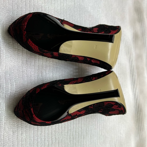 Guess red satin w/black lace size 8 but fits more to a 7.5 - Picture 2 of 10